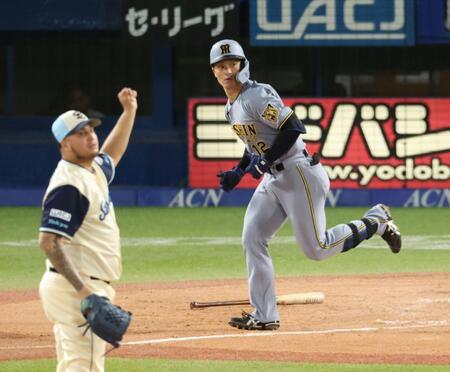 ９回、左越えに勝ち越しソロを放つ坂本（撮影・金田祐二）