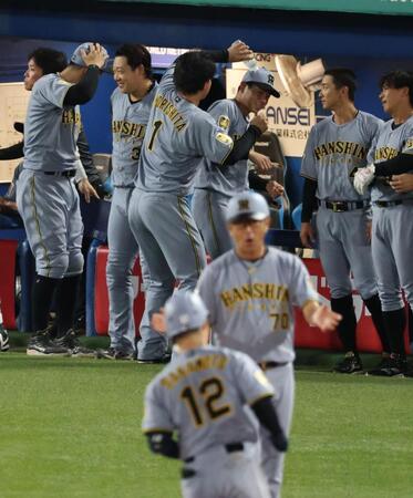 ９回、坂本の勝ち越しソロで盛り上がる森下、下村ら阪神ベンチ（撮影・金田祐二）