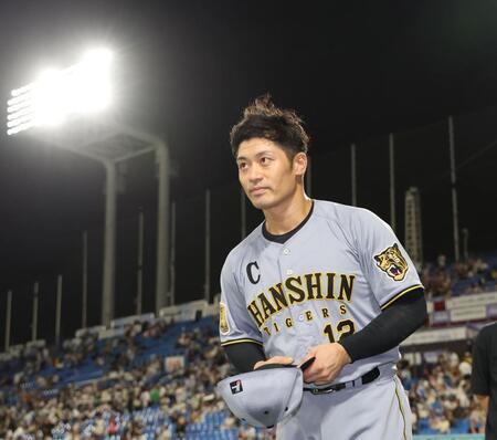 ２夜連続のお立ち台で、ファンの声援に応える坂本（撮影・田中太一）