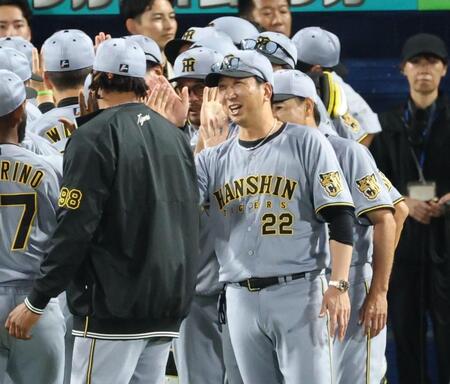 勝利を喜ぶ藤川監督（撮影・金田祐二）
