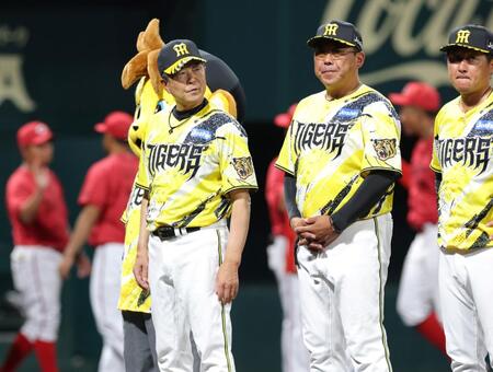 試合が終わり整列する平田２軍監督（左）ら（撮影・立川洋一郎）