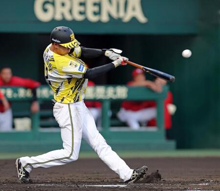 ３回、左前打を放つ山田（撮影・立川洋一郎）