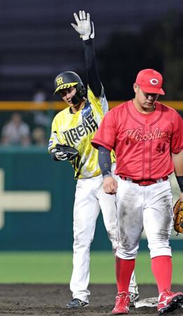 ５回、二塁打を放ちベンチへ向かってポーズする山田（撮影・立川洋一郎）