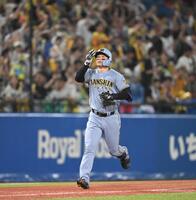 ３回、逆転の２ランを放ち三塁を回る森下（撮影・堀内翔）
