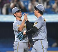 勝利を決めて森下（右）とタッチを交わす伊藤将（撮影・堀内翔）