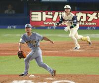 ２回、長岡に逆転適時二塁打を浴びる伊藤将（撮影・金田祐二）