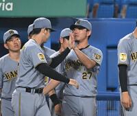 勝利を決めてタッチを交わす伊藤将（撮影・堀内翔）