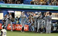 　６回、３ランを放ち、ナインに迎えられる坂本（撮影・金田祐二）