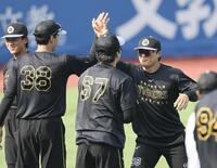 １軍に合流し、小幡とタッチを交わす前川（撮影・田中太一）