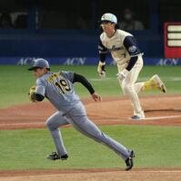 ２回、長岡の一ゴロでベースカバーに走る下村（撮影・金田祐二）