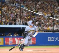 ３回、佐藤輝が右翼線に逆転の２点適時打を放つ（撮影・堀内翔）