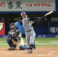 ４回、左越えソロを放つ坂本（撮影・金田祐二）