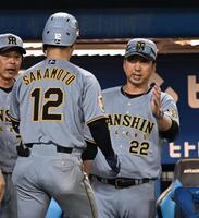４回、ソロを放った坂本（左）を迎える藤川監督（撮影・堀内翔）