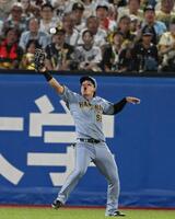 ４回、代打の西村の打球を失策する前川（撮影・堀内翔）