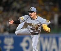 ４回、気合いの入った表情で投球する下村（撮影・堀内翔）