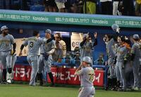 ９回、坂本の勝ち越しソロで盛り上がる阪神ベンチ（撮影・金田祐二）