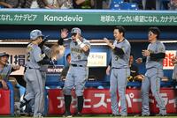 ９回、ソロを放った坂本（左端）を迎える（右から）森下、大山、佐藤輝（撮影・堀内翔）