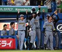 ９回、坂本がソロを放ち喜ぶ下村ら（撮影・堀内翔）