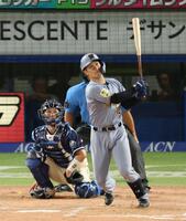 ９回、左越えに勝ち越しソロを放つ坂本（撮影・金田祐二）