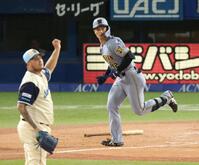 ９回、左越えに勝ち越しソロを放つ坂本（撮影・金田祐二）