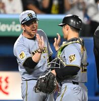 試合後、坂本（右）とタッチを交わす藤川監督（撮影・堀内翔）