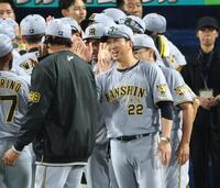 勝利を喜ぶ藤川監督（撮影・金田祐二）