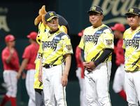 試合が終わり整列する平田２軍監督（左）ら（撮影・立川洋一郎）