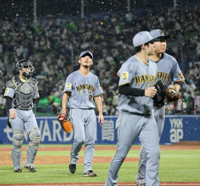 阪神が3連勝で単独首位浮上 藤川監督「雨に降られた後に得点ができた