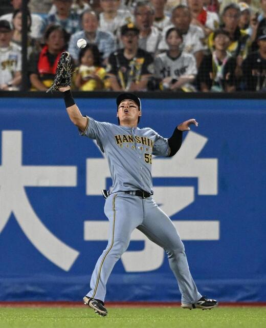 阪神前川がまさかの適時失策　痛恨落球