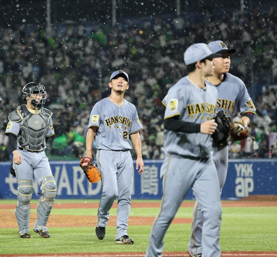 ２回、ヤクルトに逆転を許した直後、雨が降りベンチへ戻る伊藤将（撮影・田中太一）