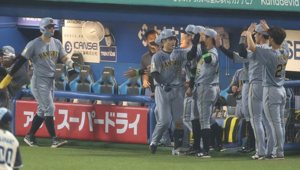 ６回、３ランを放ちナインに迎えられる坂本（撮影・金田祐二）