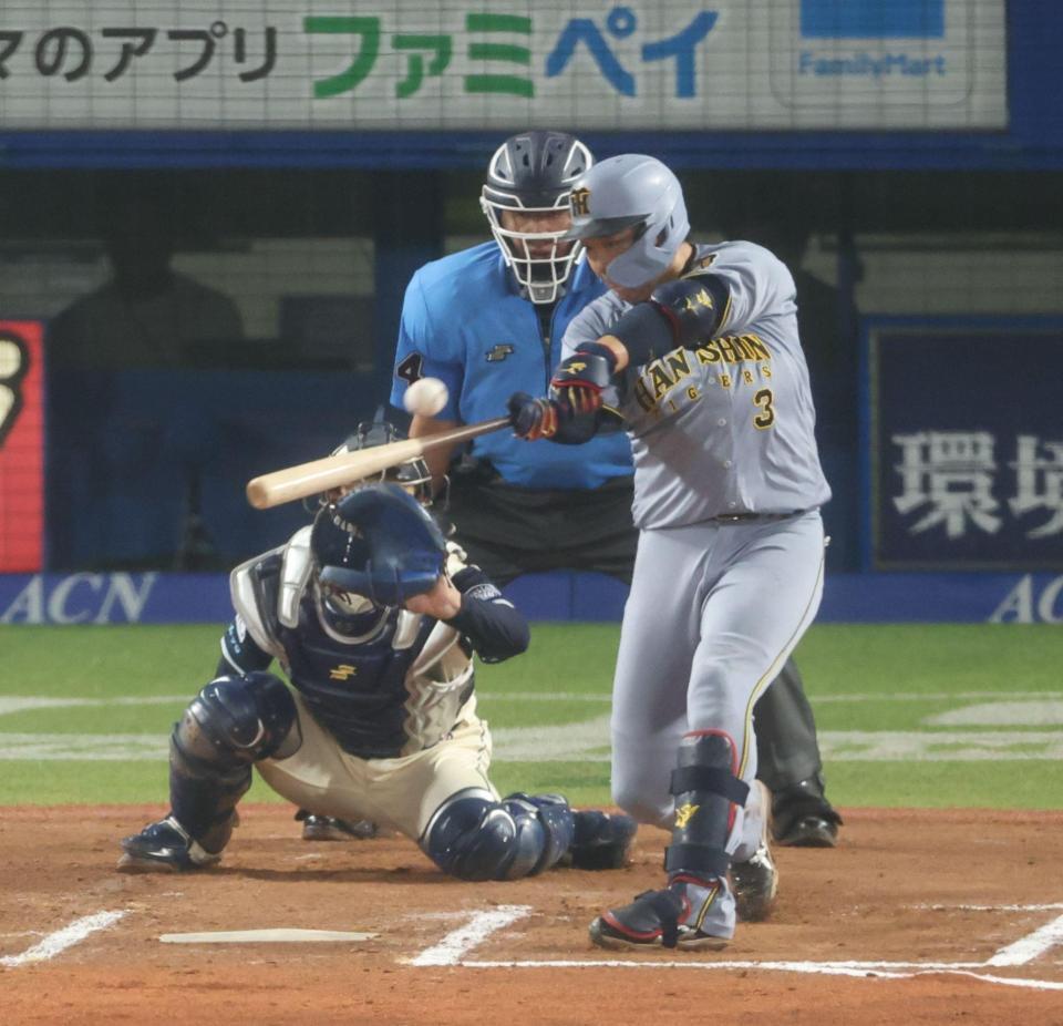 ６回、左前打を放つ大山（撮影・金田祐二）