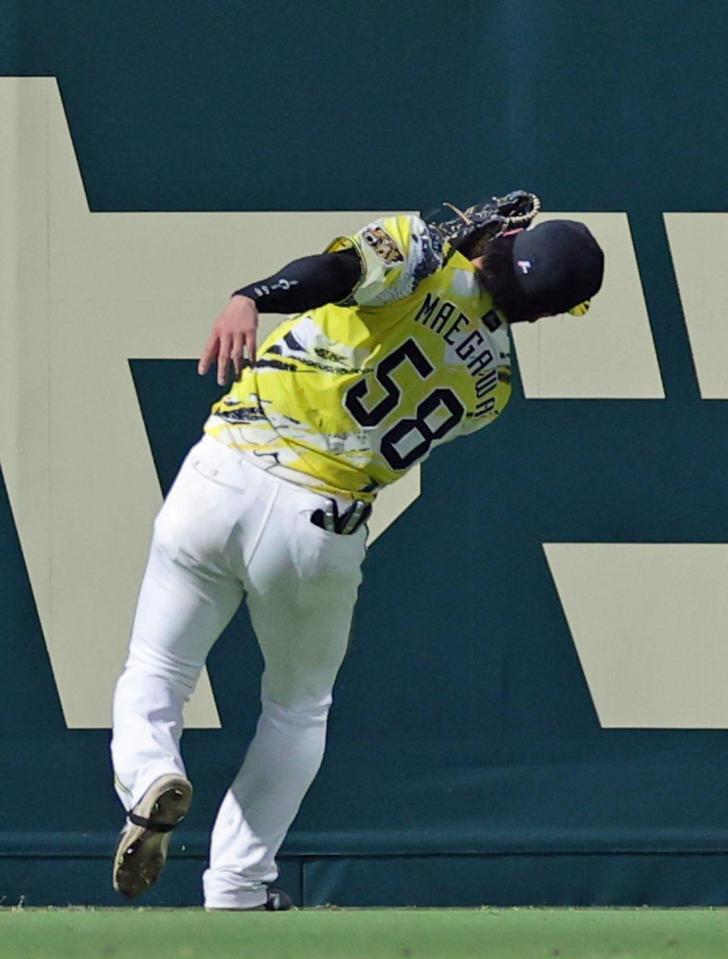 ４回、仲田の打球を背走して好捕する左翼手・前川（撮影・立川洋一郎）