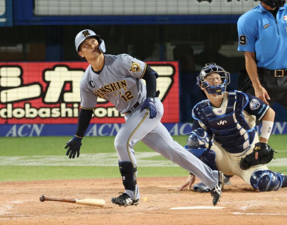 ４回、左越えソロを放つ坂本（撮影・金田祐二）