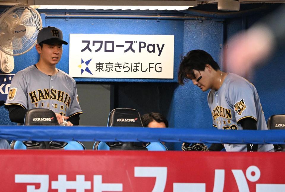 ４回、ベンチに戻り下村（左）に頭を下げる前川（撮影・堀内翔）
