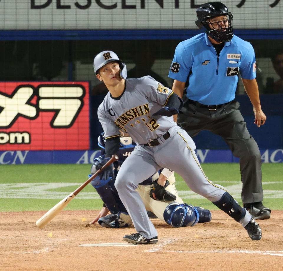 ９回、左越えに勝ち越しソロを放つ坂本（撮影・金田祐二）
