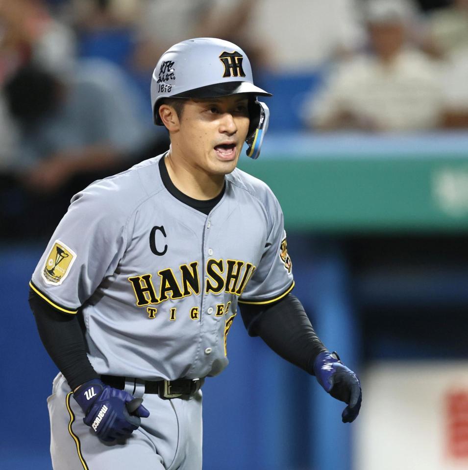 ９回、勝ち越しソロを放ち生還する坂本（撮影・田中太一）