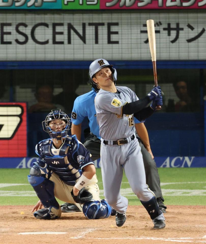 ９回、左越えに勝ち越しソロを放つ坂本（撮影・金田祐二）