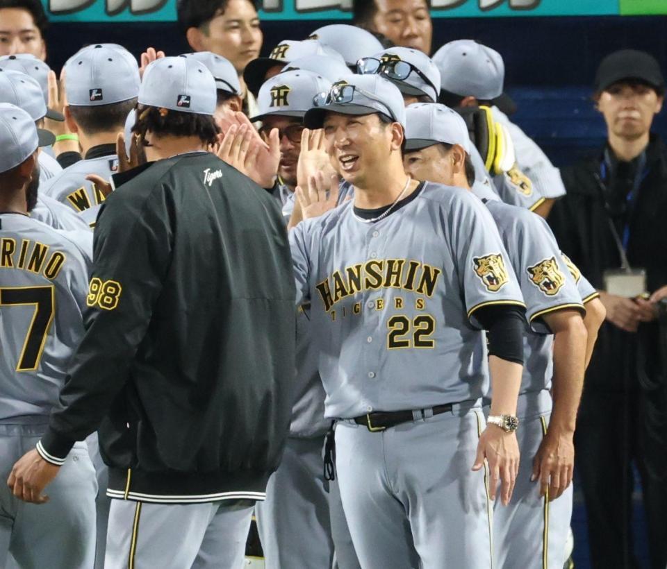 勝利を喜ぶ藤川監督（撮影・金田祐二）