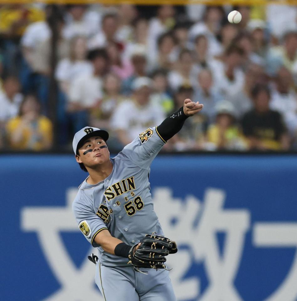 １回、増田の打球を悪送球する前川（撮影・田中太一）