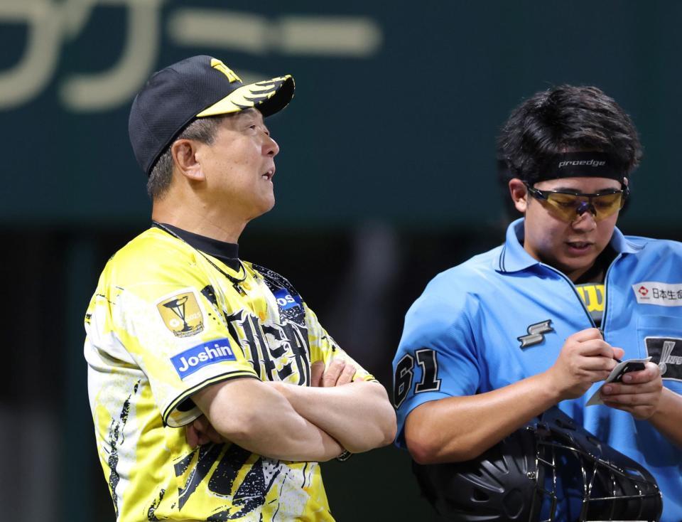 ７回裏が終わって選手交代を告げる平田２軍監督（撮影・立川洋一郎）