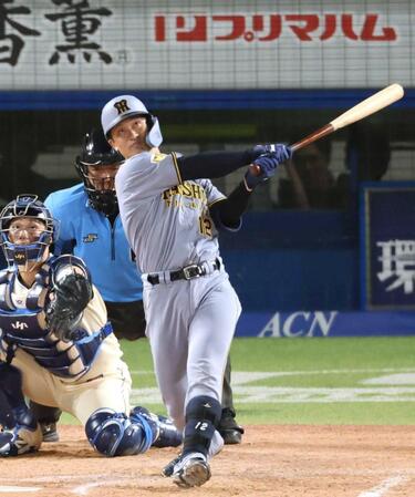 　４回、４号ソロを放つ坂本
