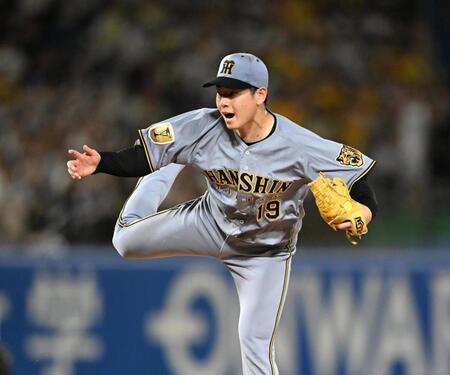 ４回、気合いの入った表情で投球する下村（撮影・堀内翔）
