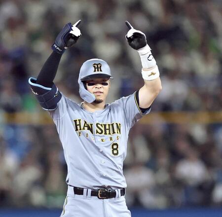 　３回、逆転二塁打を放ち両手を上げる佐藤輝