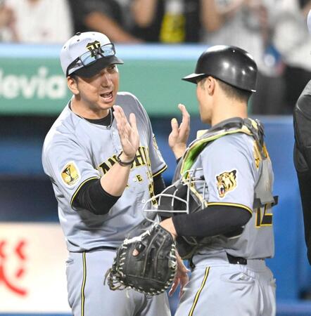 　坂本（右）と勝利のハイタッチを交わす藤川監督（撮影・堀内翔）