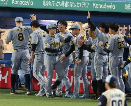 ９回、勝ち越しソロを放ちナインに迎えられる坂本（撮影・金田祐二）