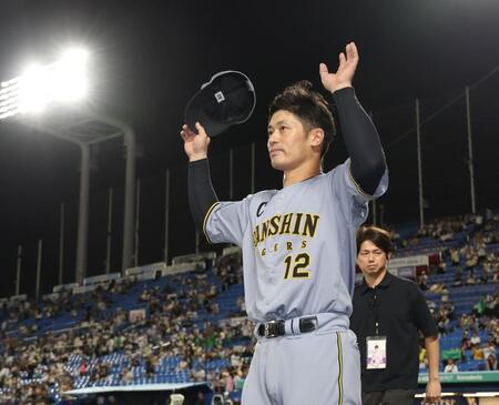２夜連続のお立ち台で、ファンの声援に応える坂本（撮影・田中太一）