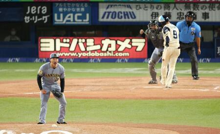 ９回、塩見を空振り三振で試合を締め、雄たけびをあげる工藤（撮影・金田祐二）
