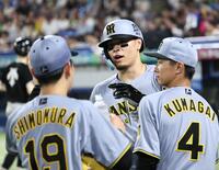 ３回、適時打を放った佐藤輝は下村に迎えられる（撮影・田中太一）