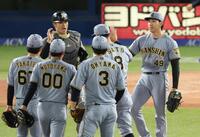 ナインと勝利を喜ぶ工藤（右）＝撮影・金田祐二